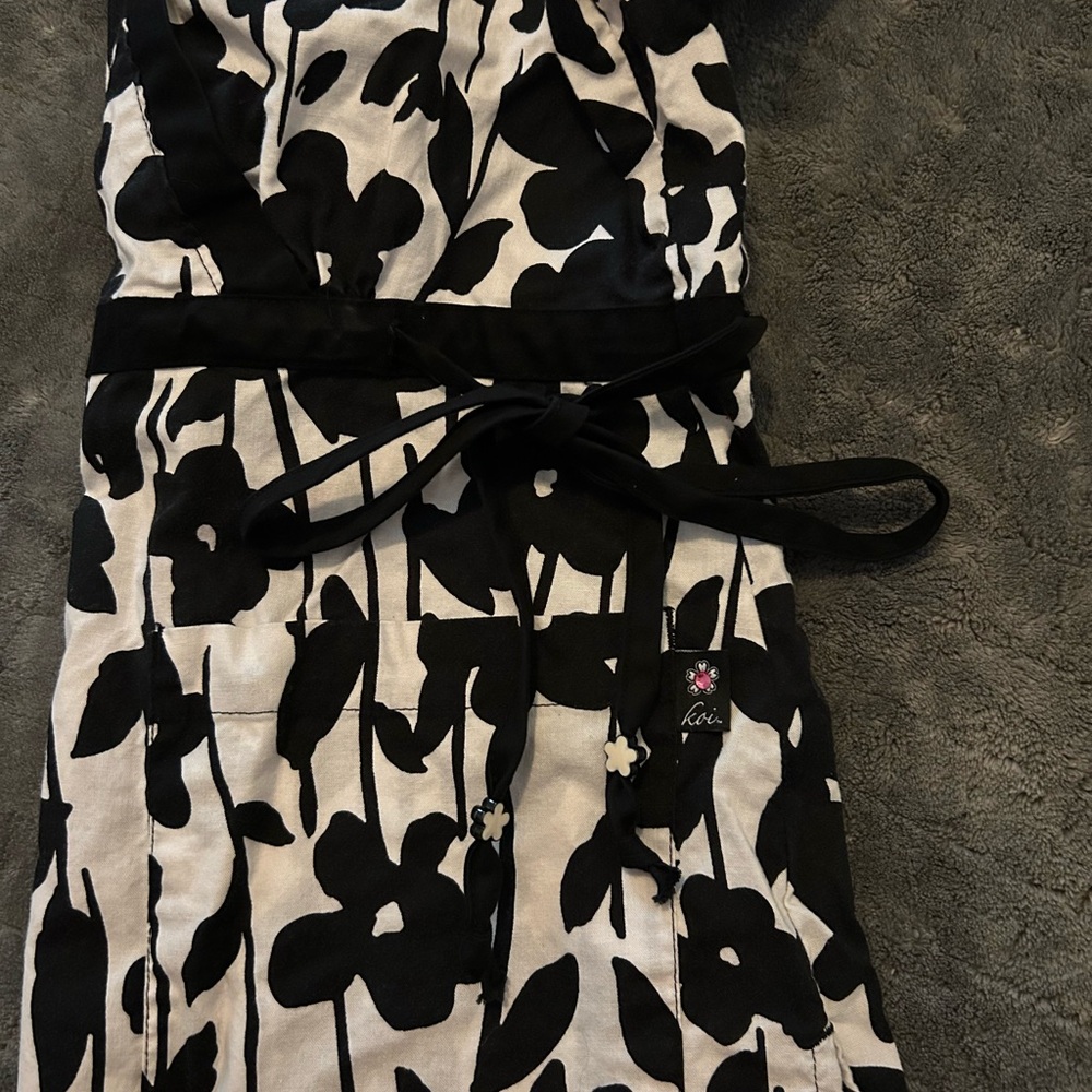 Koi Monochrome Floral V-Neck Top - Picture 3 of 4